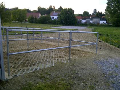 Schöne Außenboxen mit Paddock in kleiner Anlage frei