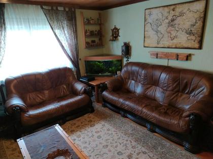 2tlg. Couchgarnitur mit Pferdeschnitzerei