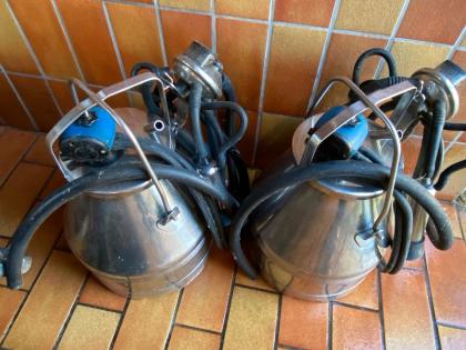 Milchtank mit Fahrgestell, Melkeimer, Vakuumpumpe, Zubehör