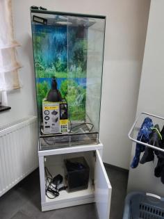 Terrarium mit Unterschrank auf Rollen, touchclose und Zubehör
