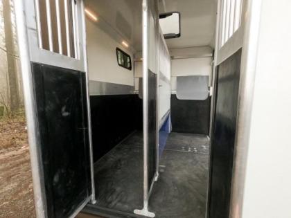 2 Pferdeanhänger Hengstausstattung mit Sattelkammer