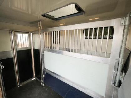 2 Pferdeanhänger Hengstausstattung mit Sattelkammer