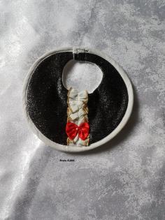 Verschiedene schicke Halskrausen für Katzenausstellung
