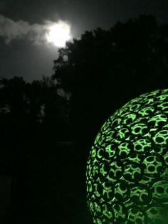 Hufeisenkugel 2, 5m inkl. Sockel und Beleuchtung