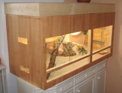 Holzterrarium 140x60x65 Bartagame und Zubehör abzugeben