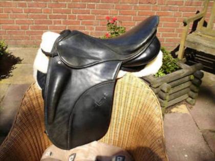 BIETE Kloster Schöntal Dressursattel Grand Prix 18 Zoll mittlere Kammer