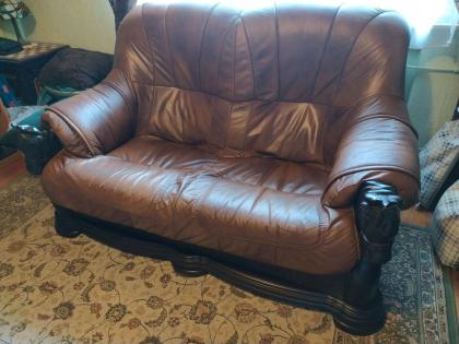 2tlg. Couchgarnitur mit Pferdeschnitzerei