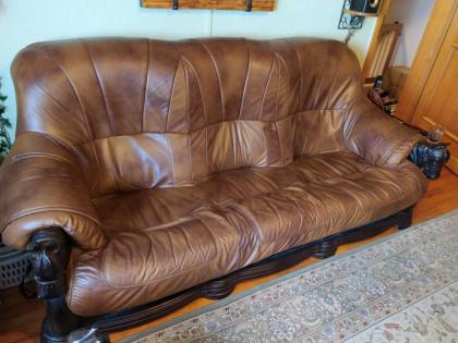 2tlg. Couchgarnitur mit Pferdeschnitzerei