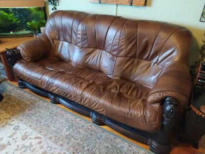 2tlg. Couchgarnitur mit Pferdeschnitzerei