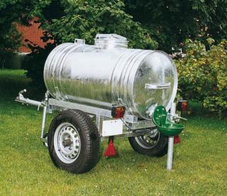 Wasserwagen, Fässer in vielen Größen