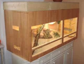 Holzterrarium 140x60x65 Bartagame und Zubehör abzugeben